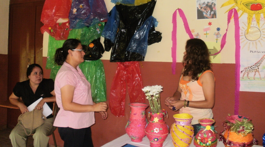 Estudiantes durante la feria.